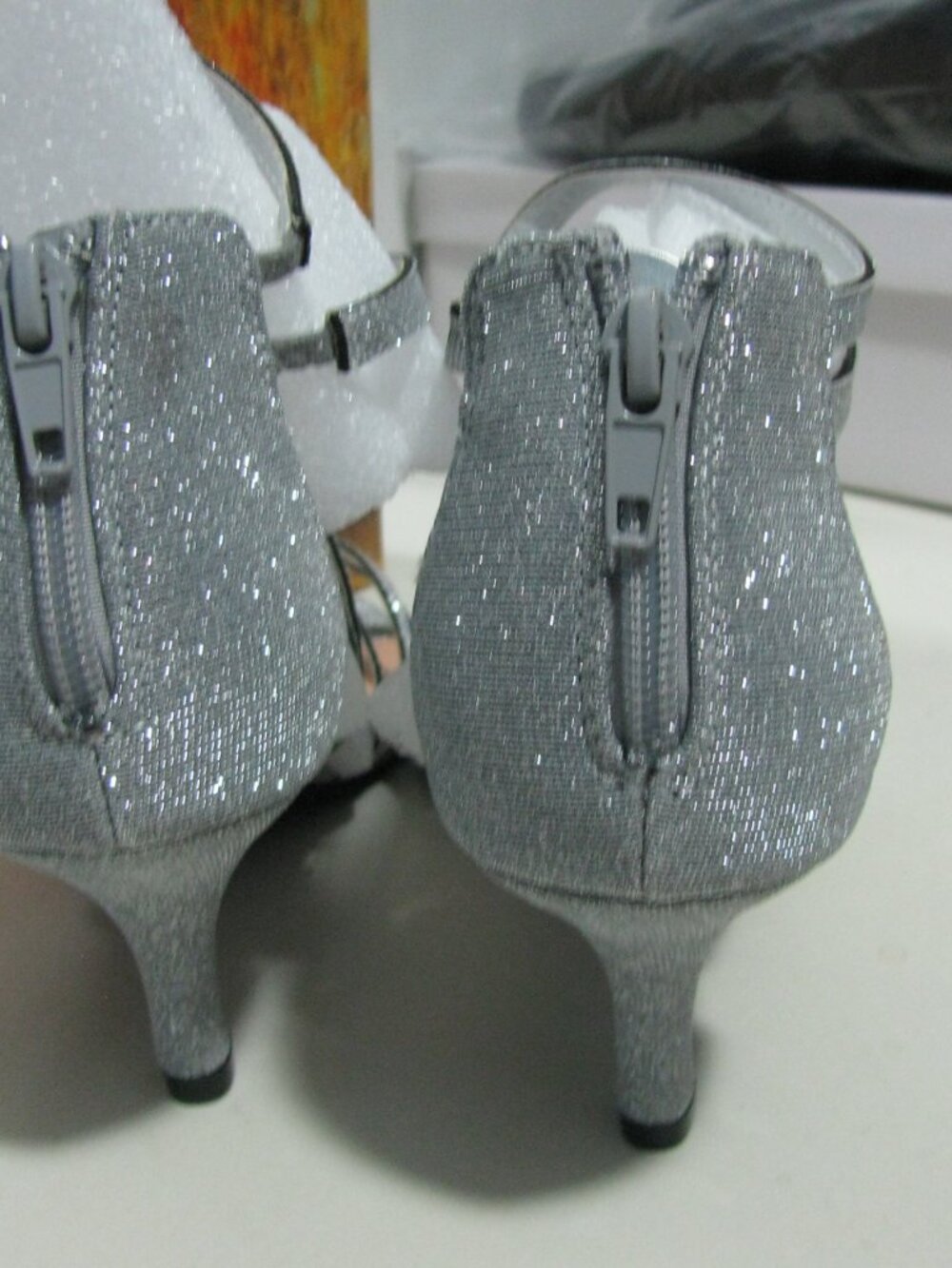 * Bella Vita Silver Sandals 8 1/2 8.5 New in Box $79.99 Glitter Date Strappy - Picture 3 of 7